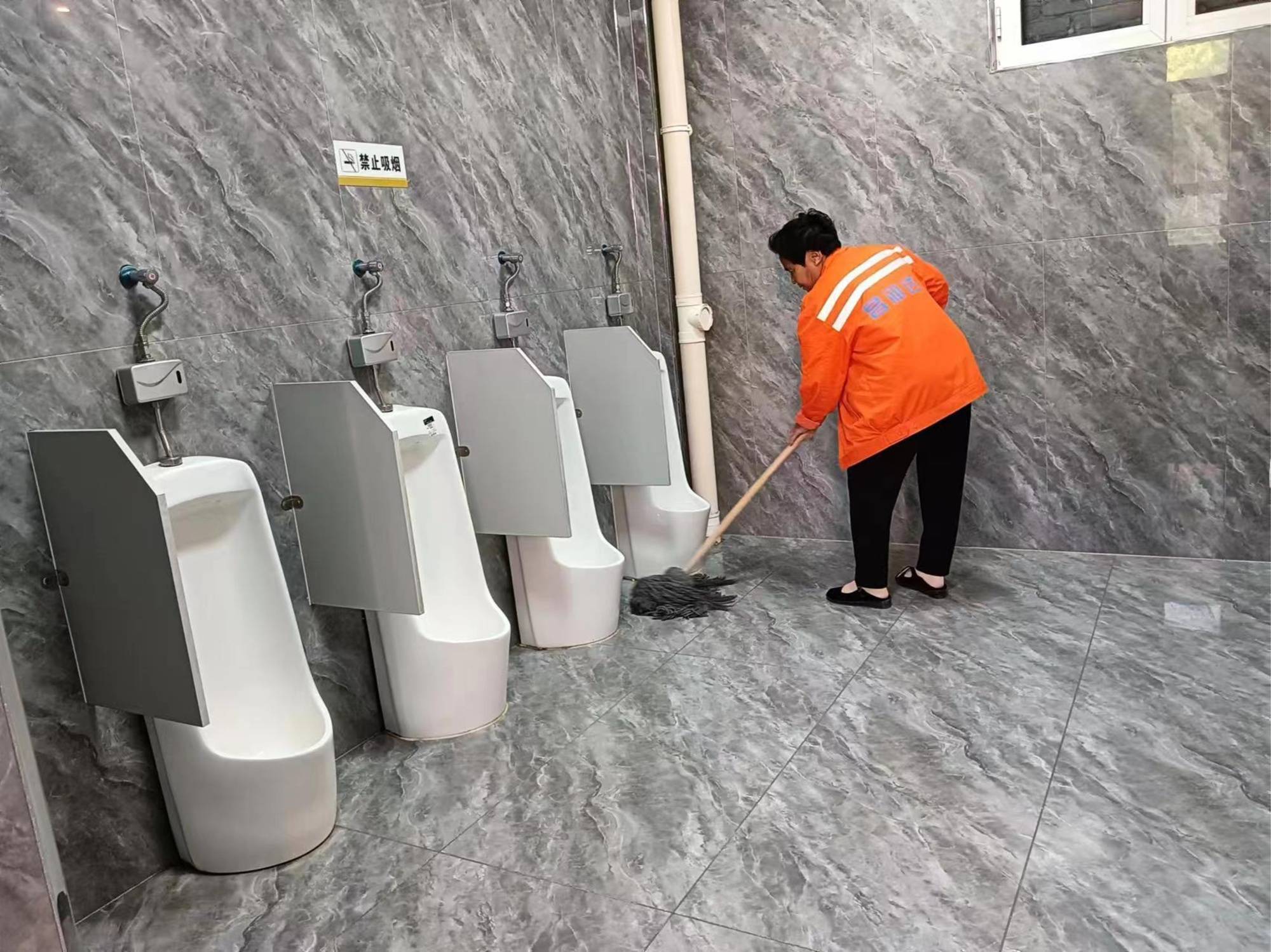 河北安国：强监管多措并举 做好公厕日常保洁(图1)